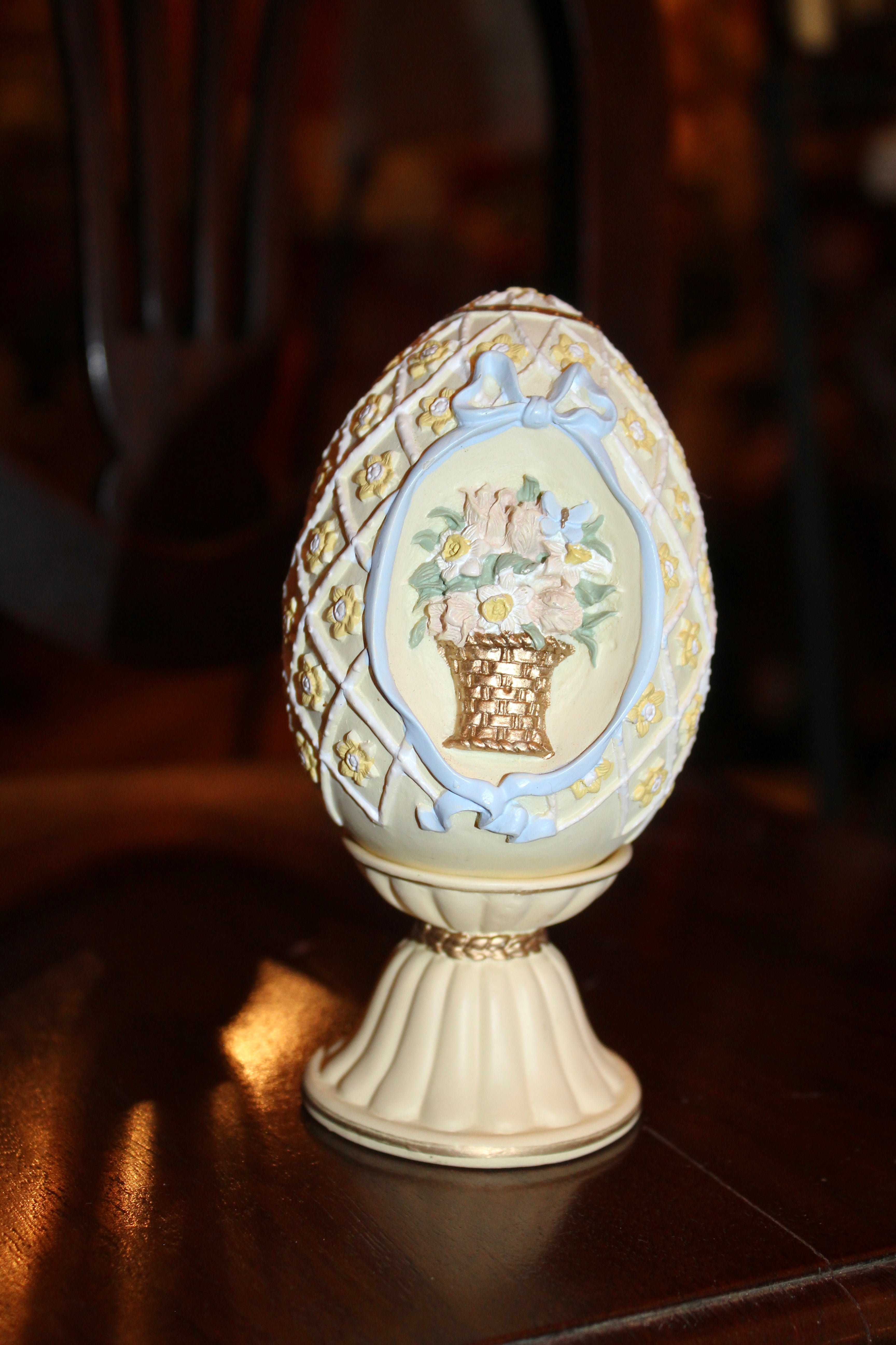 1994 Avon “Floral Bouquet” Porcelain Egg
Season’s Treasures Collection