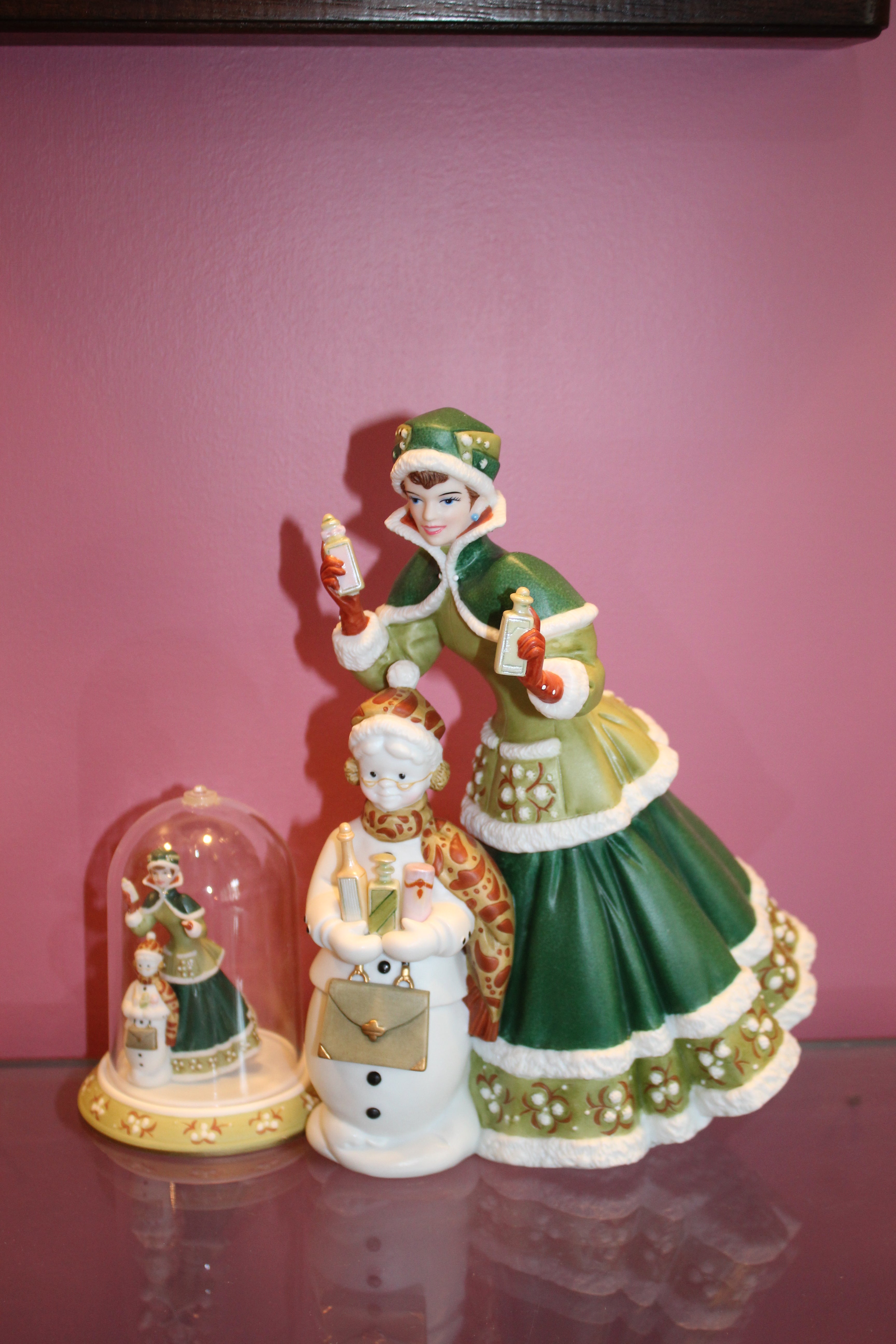 2003 Avon Mrs. Albee Figurine with Mini Dome – Holiday Edition