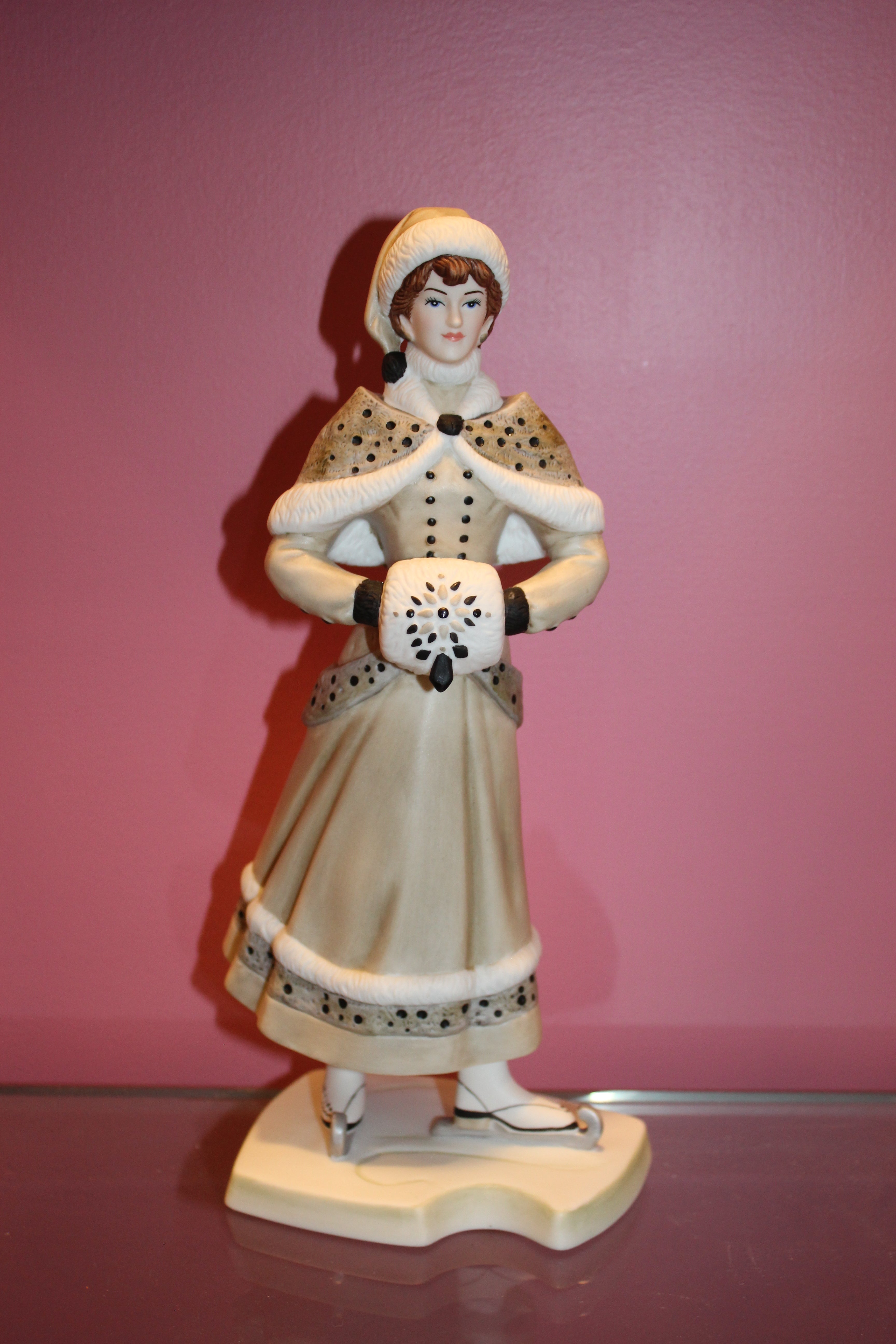 2014 Avon Mrs. Albee President’s Club Award Figurine