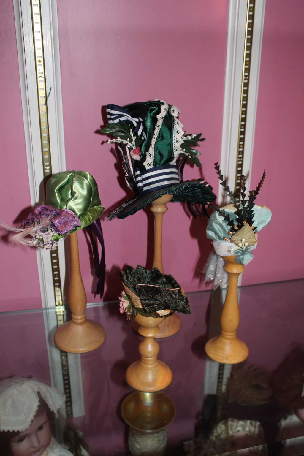 Vintage Pipkin & Bonnet by John Hine Miniature Hat Collection – 9 Hats with Wooden Stands, Original Box & Paperwork