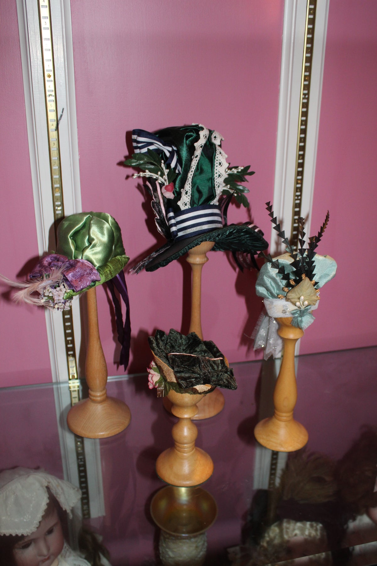 Vintage Pipkin & Bonnet by John Hine Miniature Hat Collection – 9 Hats with Wooden Stands, Original Box & Paperwork