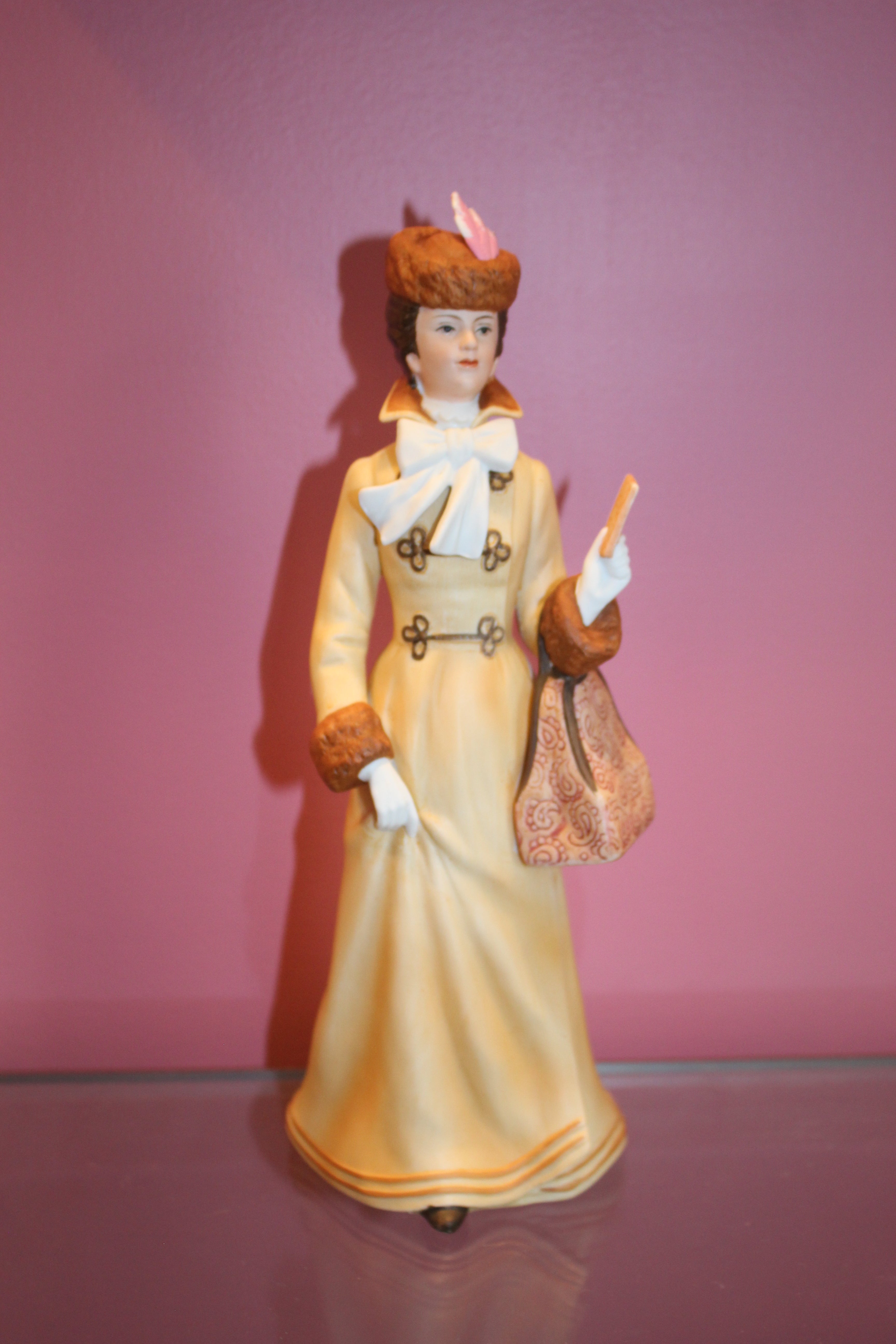 1981 Avon Mrs. Albee Figurine – Vintage Collectible