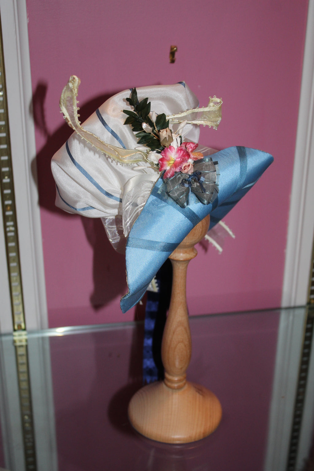 Vintage Pipkin & Bonnet by John Hine Miniature Hat Collection – 9 Hats with Wooden Stands, Original Box & Paperwork