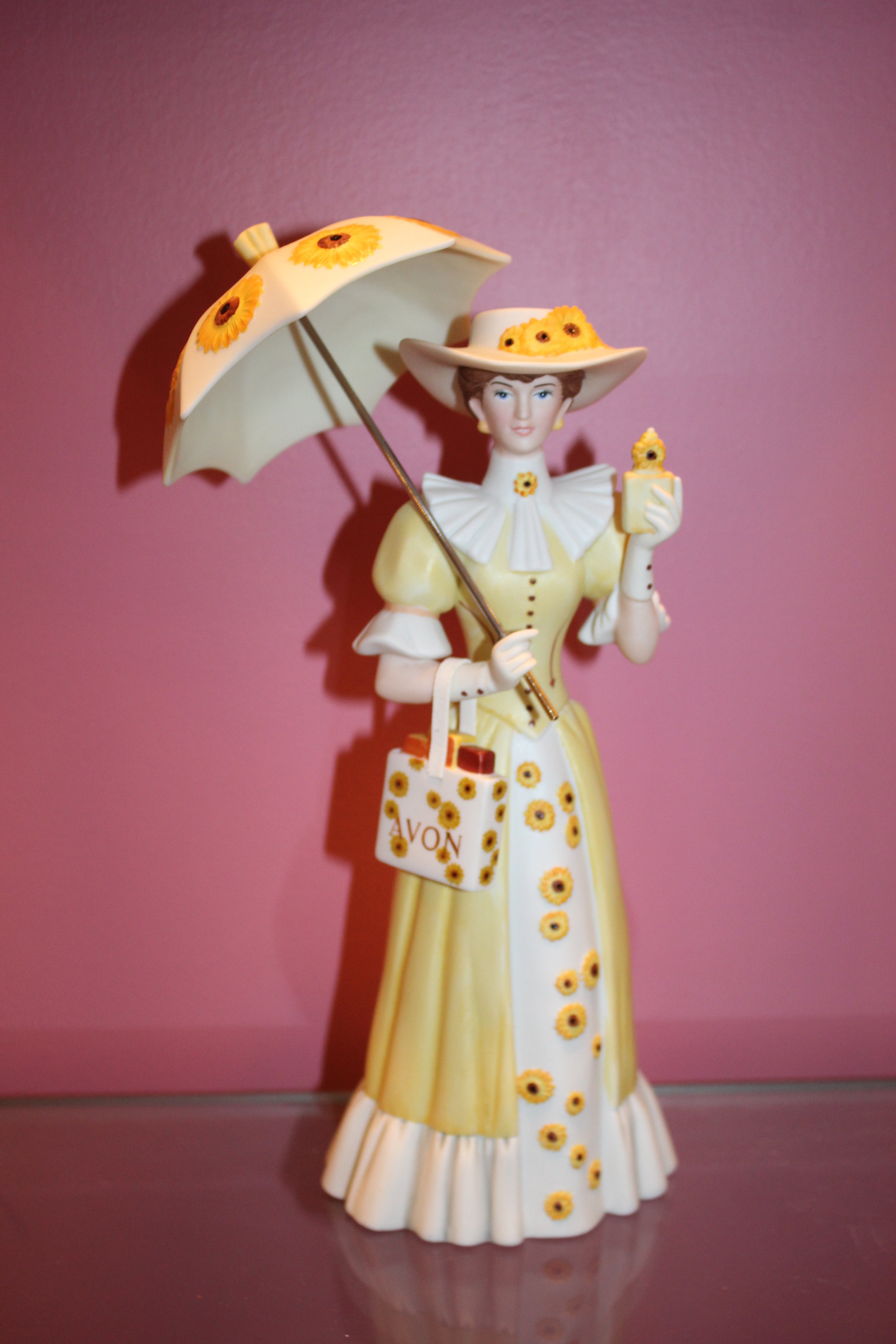 2012 Avon Mrs. Albee President’s Club Award Figurine