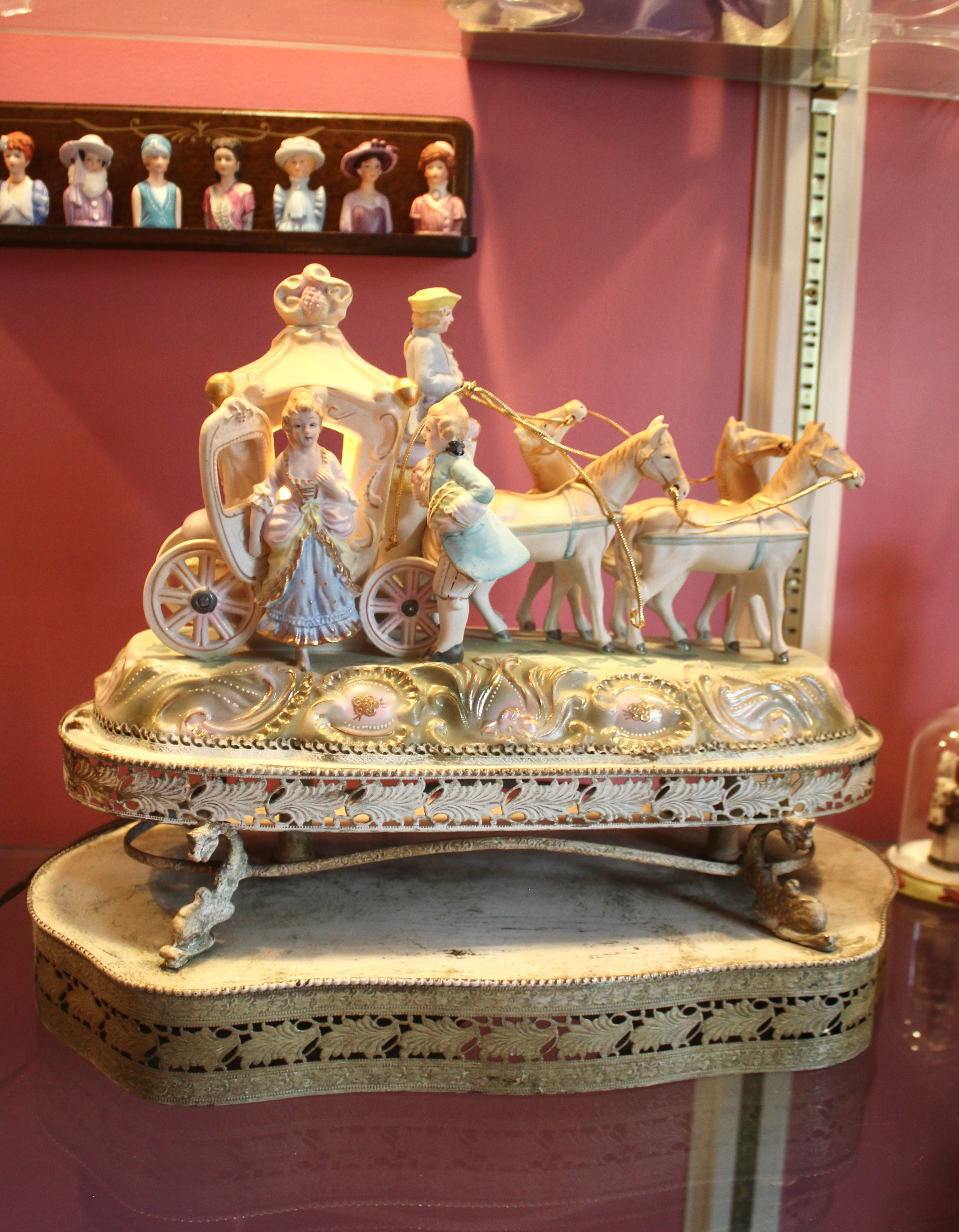Vintage Lighted Carriage Display (Electric Figurine Scene)