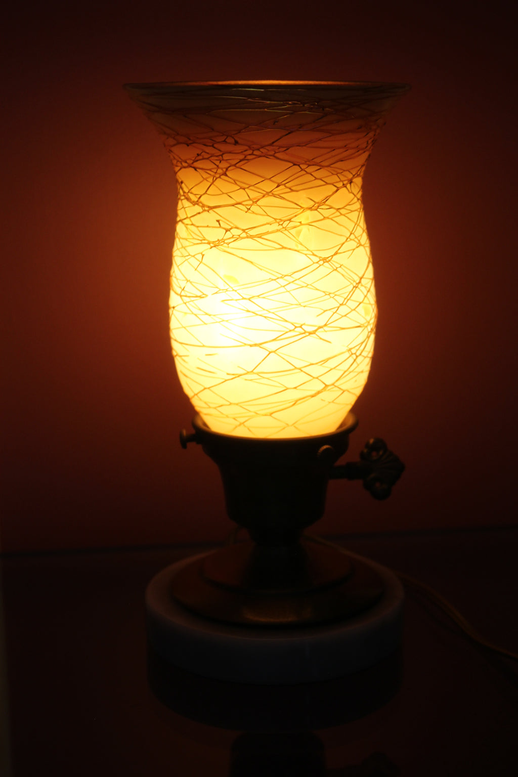 Vintage Accent Table Lamp – Marble Base, Brass-Tone Hardware & Textured Glass Shade