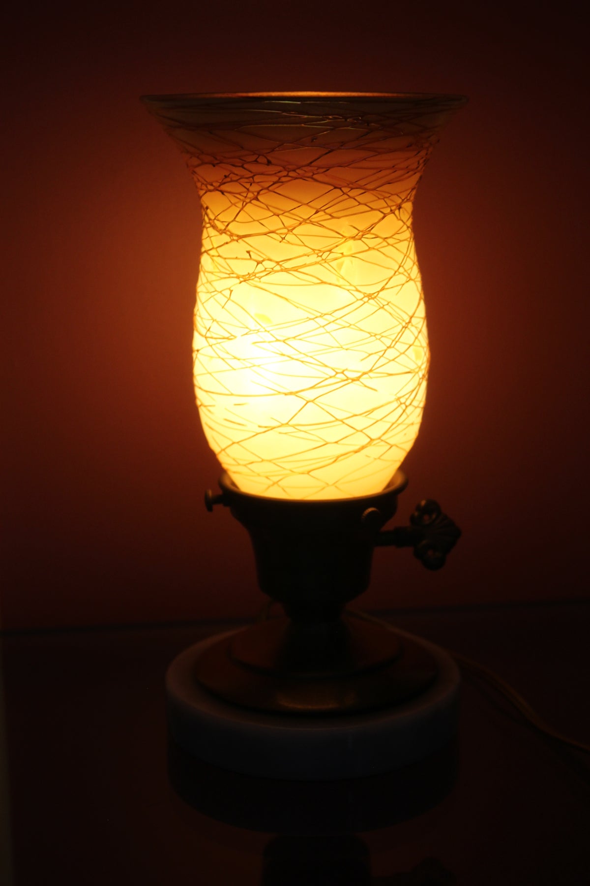 Vintage Accent Table Lamp – Marble Base, Brass-Tone Hardware & Textured Glass Shade